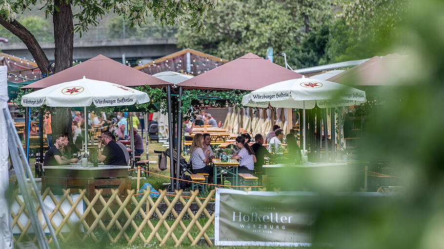 Mainfranken-Messe 2021 in Würzburg - Für die Mainfranken-Messe gibt es eine Neuauflage des Sommergartens, der zu einer gemütlichen Auszeit auf die Mainwiesen einlädt. Mainfranken-Messe 2021 in Würzburg - Für die Mainfranken-Messe gibt es eine Neuauflage des Sommergartens, der zu einer gemütlichen Auszeit auf die Mainwiesen einlädt.
