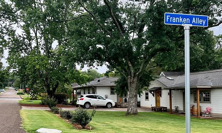 Die Franken Alley im Sommer 2023: Die Stadt Huntsville hatte den Boyds 2019 erlaubt, die kleine Straße hinter ihrem Haus in der Clinton Avenue East so nennen zu dürfen.
