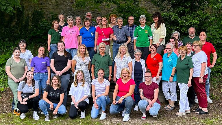 Die strahlenden Finalistinnen mit Begleiter. Die strahlenden Finalistinnen mit Begleiter.