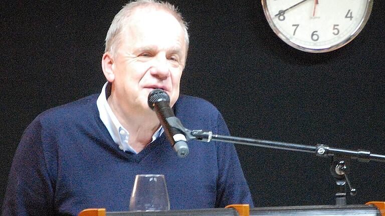Hubertus Meyer-Burckhardt las in der Stadtbücherei. Dabei stand die Uhr im Hintergrund still. Hubertus Meyer-Burckhardt las in der Stadtbücherei. Dabei stand die Uhr im Hintergrund still.