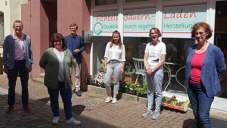 Zum 'Store-Check' war Stadtmarketing-Berater Michael Seidel von der CIMA GmbH München zwei Tage in Gemünden unterwegs. Unter anderem führte er mit Sabine Blum ('Fichtels Bauern-Laden') ein ausführliches Gespräch. Im Bild (von links): Günther Felbinger, Sabine Blum, Michael Seidel, Helena Neuf, Elke Herkert-Mai und Else Platzer.