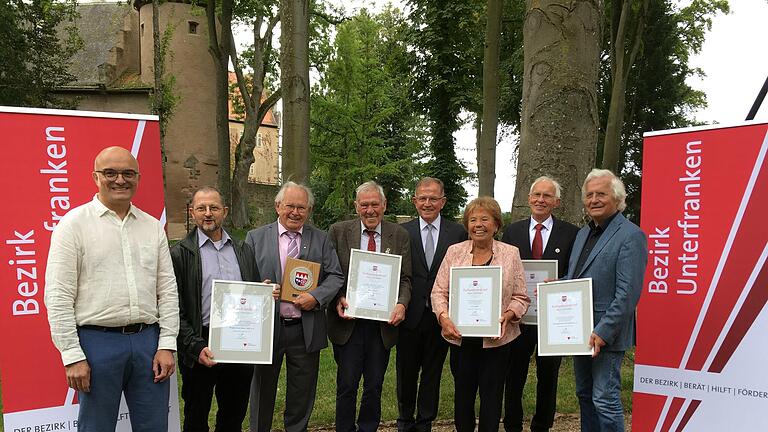 Bezirkstagspräsident Erwin Dotzel mit den Geehrten: (von links) Stefan Andritschke, Andreas Remshard, Ingo Hafenecker (Bürgerverein Ebern 1897), Rudi Bauer (Schifffahrts- und Schiffbaumuseum, Wörth am Main), Erwin Dotzel (Bezirk Unterfranken), Lore Göbel (Kirchenburg Aschfeld) und Rudolf Mauder (Heimatmuseum Salzhaus Mellrichstadt), Bernd Schmidtchen (Freundeskreis Kulturspeicher Würzburg). Foto:  Angelika Despang       -  Bezirkstagspräsident Erwin Dotzel mit den Geehrten: (von links) Stefan Andritschke, Andreas Remshard, Ingo Hafenecker (Bürgerverein Ebern 1897), Rudi Bauer (Schifffahrts- und Schiffbaumuseum, Wörth am Main), Erwin Dotzel (Bezirk Unterfranken), Lore Göbel (Kirchenburg Aschfeld) und Rudolf Mauder (Heimatmuseum Salzhaus Mellrichstadt), Bernd Schmidtchen (Freundeskreis Kulturspeicher Würzburg). Foto:  Angelika Despang