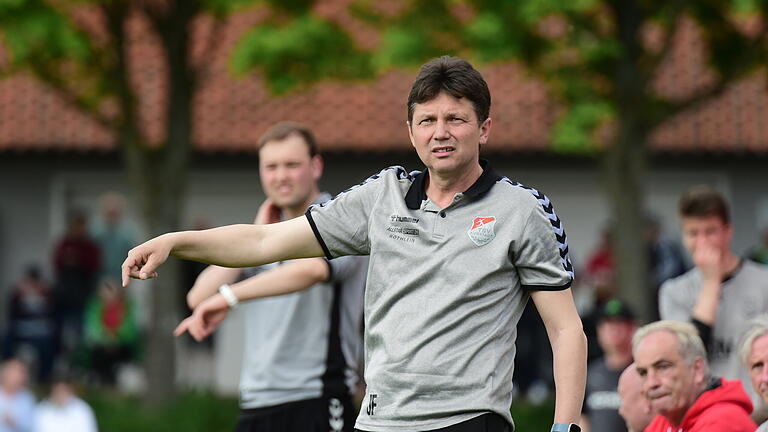 Trainer Josef Francic (TSV Aubstadt) hofft in der Partie gegen den TSV Rain/Lech auf entscheidende Punkte gegen den Abstieg. Trainer Josef Francic (TSV Aubstadt) hofft in der Partie gegen den TSV Rain/Lech auf entscheidende Punkte gegen den Abstieg.