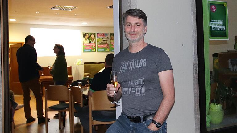 Die Grünen trafen sich am Wahlabend im Büro in der Kitzinger Kaiserstraße, darunter auch Direktkandidat Wolfgang Lenhard aus Bibergau. Die Grünen trafen sich am Wahlabend im Büro in der Kitzinger Kaiserstraße, darunter auch Direktkandidat Wolfgang Lenhard aus Bibergau.
