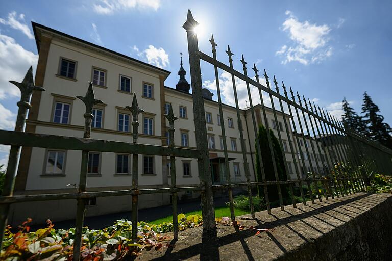 Blick auf das ehemalige Kloster 'Maria Schnee' am Ortsrand von Lülsfeld zwischen Volkach und Gerolzhofen . Seit dem Auszug der Nonnen wird das Gebäude von einer Gruppe bewohnt, die sich 'Go & Change - Entwicklungsgemeinschaft für Lebensqualität' nennt. Blick auf das ehemalige Kloster 'Maria Schnee' am Ortsrand von Lülsfeld zwischen Volkach und Gerolzhofen . Seit dem Auszug der Nonnen wird das Gebäude von einer Gruppe bewohnt, die sich 'Go & Change - Entwicklungsgemeinschaft für Lebensqualität' nennt.