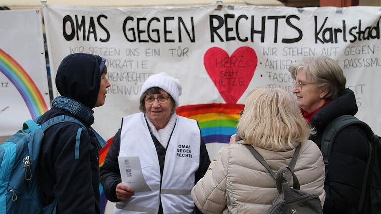 Die Omas gegen Rechts Karlstadt werben auf dem Marktplatz an vier Donnerstagen für die Demokratie und gegen die AfD. Die Omas gegen Rechts Karlstadt werben auf dem Marktplatz an vier Donnerstagen für die Demokratie und gegen die AfD.
