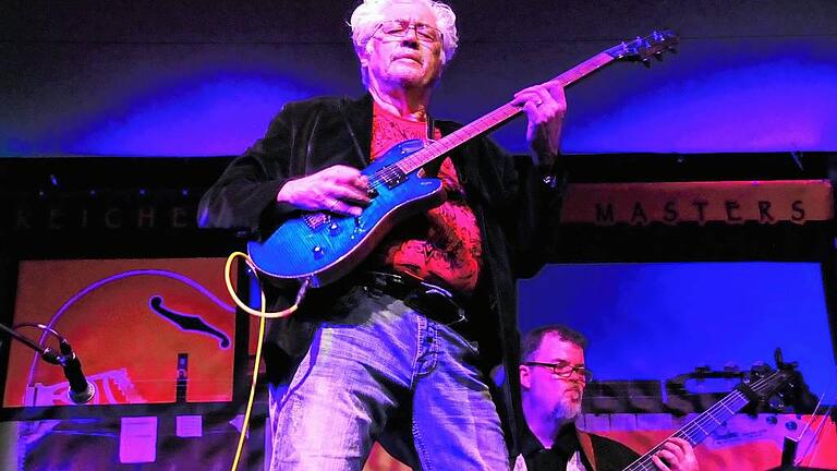 Die US-Jazzrock-Legende Larry Coryell (hier beim siebten Guitarmasters 2015) wird auch am 11. März in Reichenberg dabei sein, ebenso wie der Bassist Dave King (im Hintergrund).