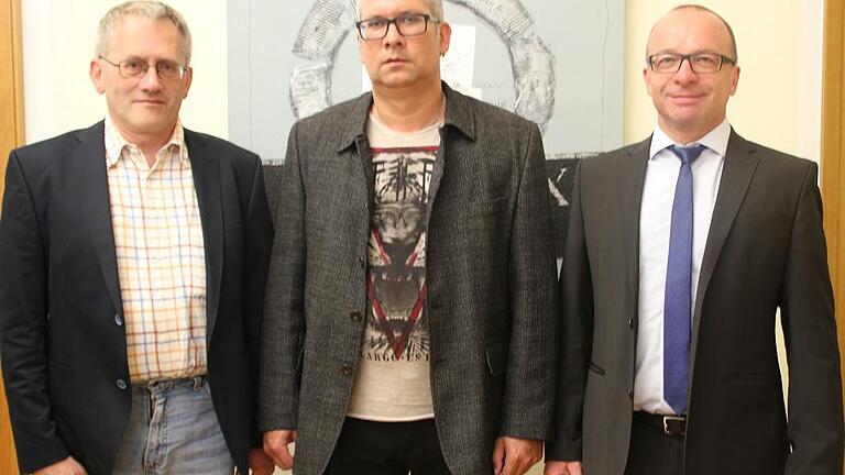 Geschäftsstellenleiter Helmut Seufert (links) und Amtsgerichtsdirektor Joachim Hein (rechts) gratulierten Timo Henß zum Jubiläum. Geschäftsstellenleiter Helmut Seufert (links) und Amtsgerichtsdirektor Joachim Hein (rechts) gratulierten Timo Henß zum Jubiläum.