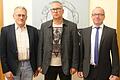 Geschäftsstellenleiter Helmut Seufert (links) und Amtsgerichtsdirektor Joachim Hein (rechts) gratulierten Timo Henß zum Jubiläum.