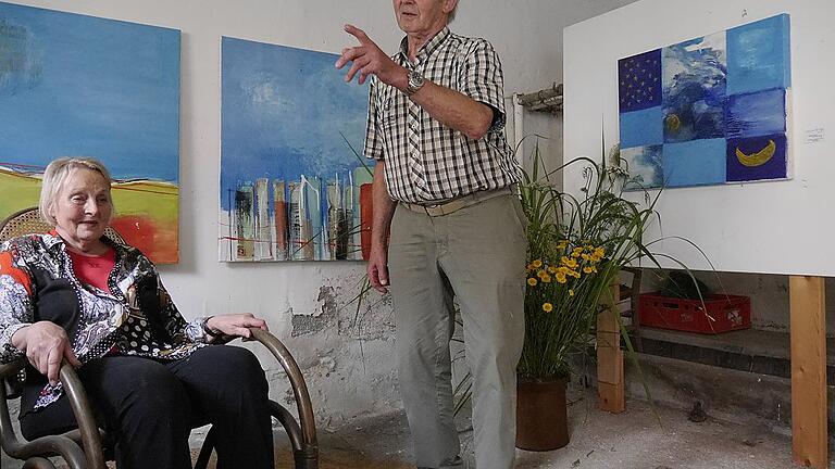 Der Kuhstall ist nun Galerie: Hannelore und Rudolf Göbel im ehemaligen Maibacher Bauernhof.
