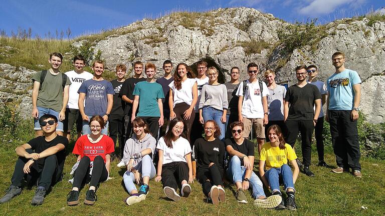 Die Schülerinnen und Schüler des Geologiekurses 12 des Franken-Landschulheims Schloss Gaibach besuchten mit ihrem Lehrer Thomas Morche (rechts) das Nördlinger Ries.