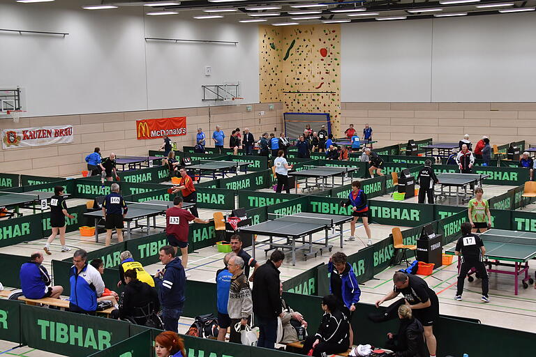 An 24 Tischen kämpften 245 Spielerinnen und Spieler in Ochsenfurt in weit über 1000 Partien um die Meisterschaften der bayerischen Tischtennis-Senioren.