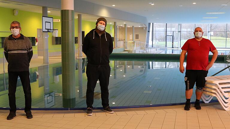Das Team, das den Notbetrieb im Wonnemar in Marktheidenfeld im Auftrag der Marktheidenfelder Bädergesellschaft gewährleistete, ist seit vielen Jahren dort tätig. Schon die Betreibergesellschaft von InterSpa wusste die Einrichtung bei den beiden Technikern und dem Fachangestellten für Bäderbetriebe in guten Händen. Das Team, das den Notbetrieb im Wonnemar in Marktheidenfeld im Auftrag der Marktheidenfelder Bädergesellschaft gewährleistete, ist seit vielen Jahren dort tätig. Schon die Betreibergesellschaft von InterSpa wusste die Einrichtung bei den beiden Technikern und dem Fachangestellten für Bäderbetriebe in guten Händen.