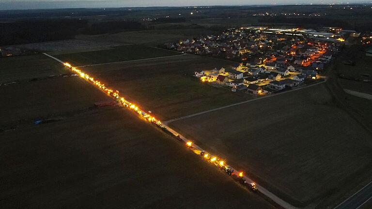 Bauernprotest im Morgengrauen südlich von Prichsenstadt, in Richtung Wiesentheid. Bauernprotest im Morgengrauen südlich von Prichsenstadt, in Richtung Wiesentheid.