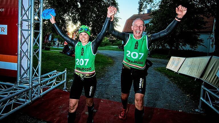Christine Karl und Sascha Bergerhausen kommen überglücklich bei der Ötillö-Swimrun-Weltmeisterschaft im Ziel in Utö an. Christine Karl und Sascha Bergerhausen kommen überglücklich bei der Ötillö-Swimrun-Weltmeisterschaft im Ziel in Utö an.