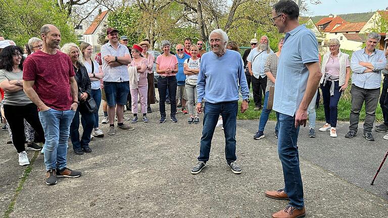 Karlheinz Meidel ist 93 und wuchs im ehemaligen Forstamt in Hundelshausen auf. Er war einer von mehreren Zeitzeugen, die beim historischen Dorfspaziergang in Hundelshausen die Geschichte des Ortes zum Leben erweckten.