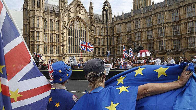 BRITAIN-EU-POLITICS-PROTEST-BREXIT - Die Zerrissenheit Großbritanniens bei der Brexit-Frage zeigte sich erneut am Dienstag, als in London vor dem Sitz des britischen Parlaments Europa-Befürworter, also Gegner des Brexits (Vordergrund), und Europa-Skeptiker und Unterstützer des Brexits, zeitgleich demonstrierten. BRITAIN-EU-POLITICS-PROTEST-BREXIT - Die Zerrissenheit Großbritanniens bei der Brexit-Frage zeigte sich erneut am Dienstag, als in London vor dem Sitz des britischen Parlaments Europa-Befürworter, also Gegner des Brexits (Vordergrund), und Europa-Skeptiker und Unterstützer des Brexits, zeitgleich demonstrierten.