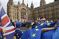 BRITAIN-EU-POLITICS-PROTEST-BREXIT       -  Die Zerrissenheit Großbritanniens bei der Brexit-Frage zeigte sich erneut am Dienstag, als in London vor dem Sitz des britischen Parlaments Europa-Befürworter, also Gegner des Brexits (Vordergrund), und Europa-Skeptiker und Unterstützer des Brexits, zeitgleich demonstrierten.