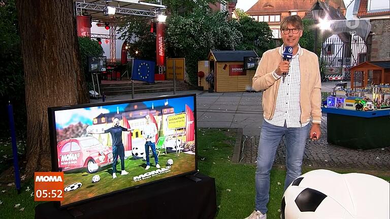 Moderator Peter Großmann live aus Veitshöchheim für das ARD-Morgenmagazin. Moderator Peter Großmann live aus Veitshöchheim für das ARD-Morgenmagazin.