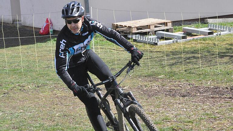 Dominik Endres vom SV Frankenheim (im Bild) bildete beim Cross-Duathlon in Stockheim mit Bastian Reukauf vom SC Ostheim eine Staffel. Dominik Endres vom SV Frankenheim (im Bild) bildete beim Cross-Duathlon in Stockheim mit Bastian Reukauf vom SC Ostheim eine Staffel.