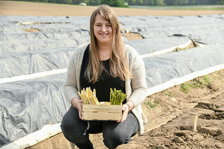 Catharina Heilmann vom Spargelhof Heilmann in Albertshofen mit grünem und weißem Spargel frisch vom Feld. Catharina Heilmann vom Spargelhof Heilmann in Albertshofen mit grünem und weißem Spargel frisch vom Feld.