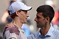 Jannik Sinner und Novak Djokovic       -  Novak Djokovic (r) ist nicht einverstanden, wie der Dopingfall von Jannik Sinner behandelt wurde.
