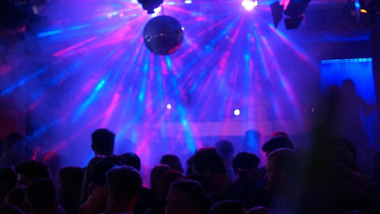 Bei DJ-Musik sollen am 14. April Singles in Wiesenfeld zueinander finden. Bei DJ-Musik sollen am 14. April Singles in Wiesenfeld zueinander finden.