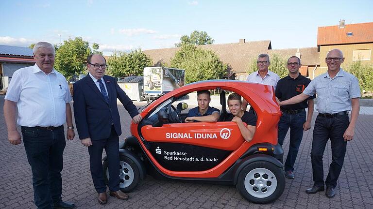 Übergabe des Renault Twizy an die Auszubildenden Henning Küchler und seinen Bruder Moritz Küchler aus Braidbach. Mit dem Fahrzeug werden sie die Berufsschule in Bad Kissingen besuchen sowie ihren Ausbildungsbetrieb. Das Bild zeigt von links: Kreishandwerksmeister Bruno Werner, Walter Heußlein (Präsident der Handwerkskammer für Unterfranken), Geschäftsführer Heinz Tüchert, Michael Werner (Obermeister der Schreinerinnung) und der stellvertretende Kreishandwerksmeister Klaus Engelmann.... - Übergabe des Renault Twizy an die Auszubildenden Henning Küchler und seinen Bruder Moritz Küchler aus Braidbach. Mit dem Fahrzeug werden sie die Berufsschule in Bad Kissingen besuchen sowie ihren Ausbildungsbetrieb. Das Bild zeigt von links: Kreishandwerksmeister Bruno Werner, Walter Heußlein (Präsident der Handwerkskammer für Unterfranken), Geschäftsführer Heinz Tüchert, Michael Werner (Obermeister der Schreinerinnung) und der stellvertretende Kreishandwerksmeister Klaus Engelmann. Marion Eckert Übergabe des Renault Twizy an die Auszubildenden Henning Küchler und seinen Bruder Moritz Küchler aus Braidbach. Mit dem Fahrzeug werden sie die Berufsschule in Bad Kissingen besuchen sowie ihren Ausbildungsbetrieb. Das Bild zeigt von links: Kreishandwerksmeister Bruno Werner, Walter Heußlein (Präsident der Handwerkskammer für Unterfranken), Geschäftsführer Heinz Tüchert, Michael Werner (Obermeister der Schreinerinnung) und der stellvertretende Kreishandwerksmeister Klaus Engelmann.... - Übergabe des Renault Twizy an die Auszubildenden Henning Küchler und seinen Bruder Moritz Küchler aus Braidbach. Mit dem Fahrzeug werden sie die Berufsschule in Bad Kissingen besuchen sowie ihren Ausbildungsbetrieb. Das Bild zeigt von links: Kreishandwerksmeister Bruno Werner, Walter Heußlein (Präsident der Handwerkskammer für Unterfranken), Geschäftsführer Heinz Tüchert, Michael Werner (Obermeister der Schreinerinnung) und der stellvertretende Kreishandwerksmeister Klaus Engelmann. Marion Eckert