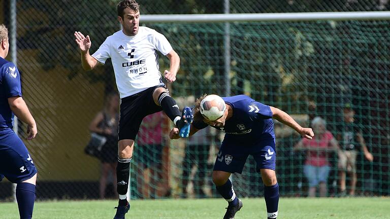 Marco Schmidt (links) erzielte drei Treffer beim 8:1-Erfolg der SG Hausen/Nordheim im Auswärtsspiel bei der SG Brendlorenzen/Windhausen (rechts Juri Haaf). Marco Schmidt (links) erzielte drei Treffer beim 8:1-Erfolg der SG Hausen/Nordheim im Auswärtsspiel bei der SG Brendlorenzen/Windhausen (rechts Juri Haaf).