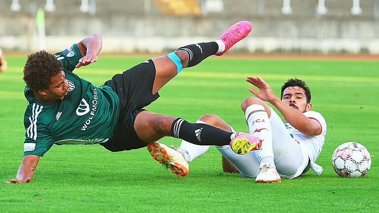 Es war ein taktisch interessantes Spiel im Rosenaustadion: Manchmal ging es auch zur Sache, wie hier zwischen dem Schweinfurter Dominik N'gatie (links) und dem Augsburger Deniz Haimerl. Es war ein taktisch interessantes Spiel im Rosenaustadion: Manchmal ging es auch zur Sache, wie hier zwischen dem Schweinfurter Dominik N'gatie (links) und dem Augsburger Deniz Haimerl.
