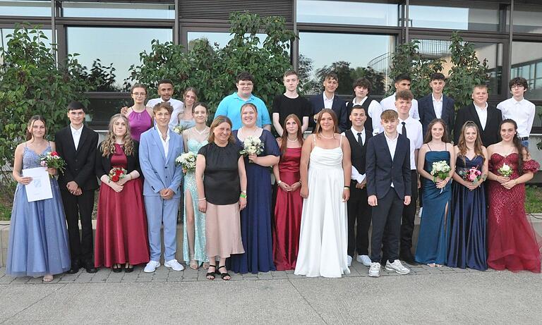 Über ihren Mittleren Schulabschluss freuen sich 26 Schüler der Klasse 9a der Wernecker Mittelschule. Über ihren Mittleren Schulabschluss freuen sich 26 Schüler der Klasse 9a der Wernecker Mittelschule.