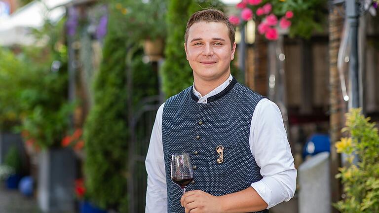 Matthäus Flohr ist voll in die Obsternte eingespannt und zudem auch noch Sommerhäuser Weinprinz. Matthäus Flohr ist voll in die Obsternte eingespannt und zudem auch noch Sommerhäuser Weinprinz.