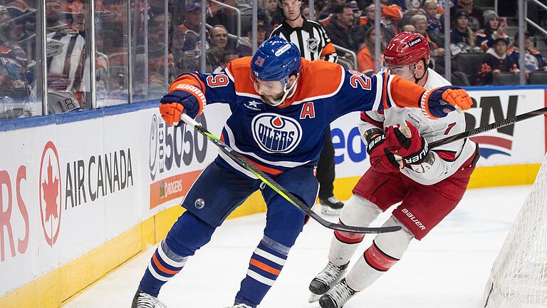 Edmonton Oilers - Carolina Hurricanes       -  Leon Draisaitl (l) verliert mit Edmonton zum fünften Mal im siebten Spiel.