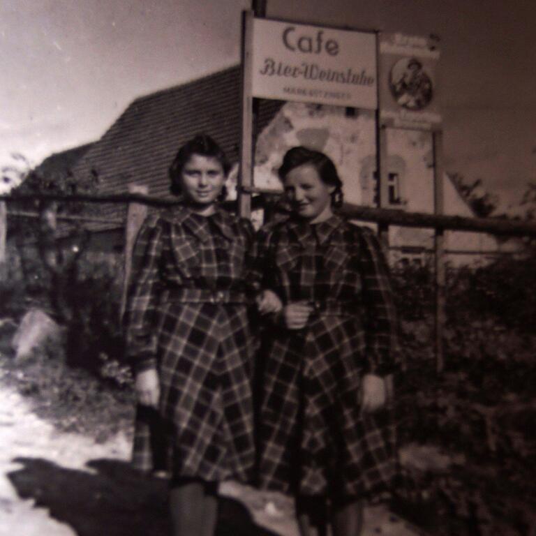 Ein Café, das war in den 50er Jahren etwas ganz Besonderes. Viele Gäste ließen sich damals vor dem Schild fotografieren. Ein Café, das war in den 50er Jahren etwas ganz Besonderes. Viele Gäste ließen sich damals vor dem Schild fotografieren.