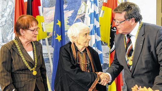 Bewegendes Ereignis: Bürgermeister Adolf Bauer ist stolz über den Eintrag von Dr. Ruth Pfau ins Goldene Buch der Stadt. Die Ordensfrau weiß die Ehre zu schätzen und vor allem die Hilfe aus Würzburg. Links: Bürgermeisterin Marion Schäfer. Bewegendes Ereignis: Bürgermeister Adolf Bauer ist stolz über den Eintrag von Dr. Ruth Pfau ins Goldene Buch der Stadt. Die Ordensfrau weiß die Ehre zu schätzen und vor allem die Hilfe aus Würzburg. Links: Bürgermeisterin Marion Schäfer.