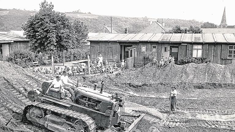 Neubau: Amerikanische Pioniere heben 1959 den Grund für den Kindergarten aus. Im Hintergrund eine Baracke der &bdquo;Düsseldorfer&ldquo; Flüchtlingssiedlung.