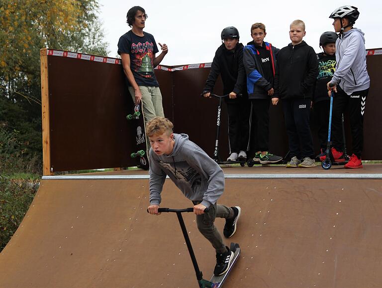Auch mit dem Scooter kann die neue Astheimer Skateanlage befahren werden, sehr zur Freude des Volkacher Nachwuchses. Auch mit dem Scooter kann die neue Astheimer Skateanlage befahren werden, sehr zur Freude des Volkacher Nachwuchses.