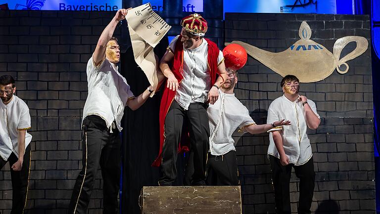 Dank der Wunderlampe wurde Tänzer Niclas Roth zum König. Das Männerballett Ochsenfurt war der diesjährige Newcomer bei den Bayerischen Meisterschaften im Männerballett. Dank der Wunderlampe wurde Tänzer Niclas Roth zum König. Das Männerballett Ochsenfurt war der diesjährige Newcomer bei den Bayerischen Meisterschaften im Männerballett.