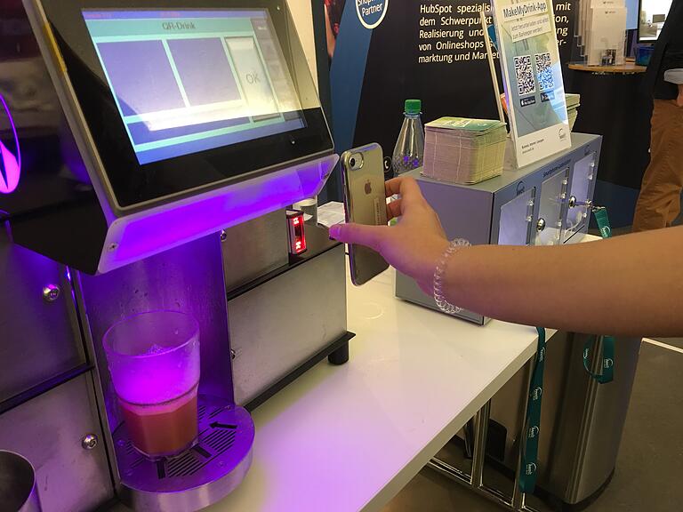 Per QR-Code auf dem Smartphone können sich Besucher hier einen Cocktail mixen lassen. Per QR-Code auf dem Smartphone können sich Besucher hier einen Cocktail mixen lassen.