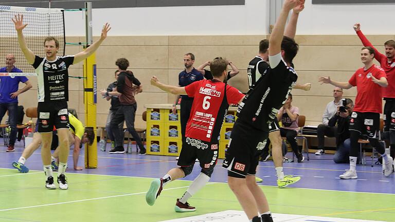Das 'Endspiel' am Samstag in Freiburg hat sich erledigt. Durch die überraschende Grafinger Niederlage am Mittwochabend bejubelten die Eltmanner Heitec Volleys die Meisterschaft in der Zweiten Bundesliga Süd. Das 'Endspiel' am Samstag in Freiburg hat sich erledigt. Durch die überraschende Grafinger Niederlage am Mittwochabend bejubelten die Eltmanner Heitec Volleys die Meisterschaft in der Zweiten Bundesliga Süd.