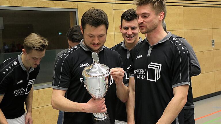 Turniergewinner mit Siegerpokal: Henry Stenzinger (links) und Hendrik Fragmeier vom ASV Rimpar. Turniergewinner mit Siegerpokal: Henry Stenzinger (links) und Hendrik Fragmeier vom ASV Rimpar.