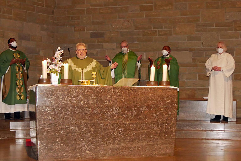 Beim Errichtungsgottesdienst des pastoralen Raums Bergtheim-Fährbrück in der Pfarrkirche St. Bartholomäus in Bergtheim. Von links: Kaplan Louis Odidi, Domkapitular Dietrich Seidel, Pfarrer Helmut Rügamer, Father Dunstan Asiime und Pastoralreferentin Gabriele Michelfeit. Beim Errichtungsgottesdienst des pastoralen Raums Bergtheim-Fährbrück in der Pfarrkirche St. Bartholomäus in Bergtheim. Von links: Kaplan Louis Odidi, Domkapitular Dietrich Seidel, Pfarrer Helmut Rügamer, Father Dunstan Asiime und Pastoralreferentin Gabriele Michelfeit.