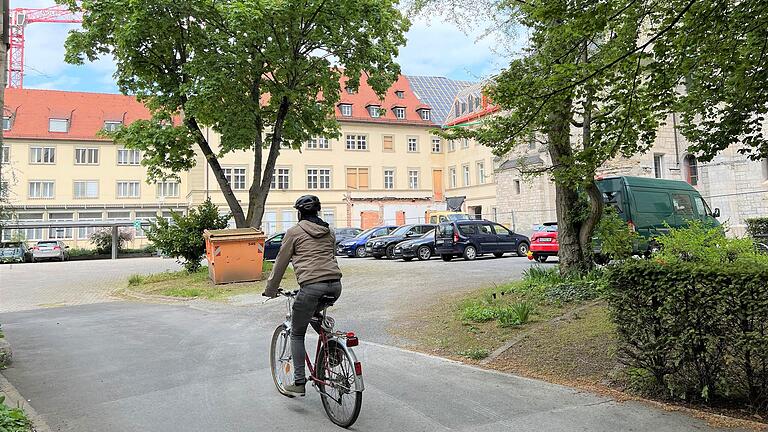 In einem der Innenhöfe der Erlöserschwestern parkten einst zahlreiche Fahrzeuge. Inzwischen sind nur noch wenige Parkplätze vor Ort. Viele sind für die Baustelle aufgegeben worden. Mittlerweile nutzen die Mitarbeitenden Fahrräder oder den ÖPNV. In einem der Innenhöfe der Erlöserschwestern parkten einst zahlreiche Fahrzeuge. Inzwischen sind nur noch wenige Parkplätze vor Ort. Viele sind für die Baustelle aufgegeben worden. Mittlerweile nutzen die Mitarbeitenden Fahrräder oder den ÖPNV.