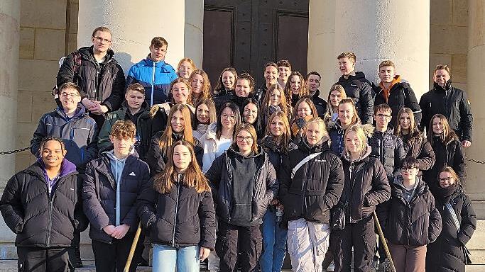 Die 10. Klassen der Staatlichen Realschule Bad Brückenau vertieften ihre Geschichtskenntnisse an den Orten der Gräueltaten des NS-Regimes.       -  Die 10. Klassen der Staatlichen Realschule Bad Brückenau vertieften ihre Geschichtskenntnisse an den Orten der Gräueltaten des NS-Regimes.