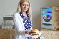 Museumschefin Kristin Knebel präsentiert sogar einen handelsüblichen Hamburger in der Ausstellung 'Fake Food'.