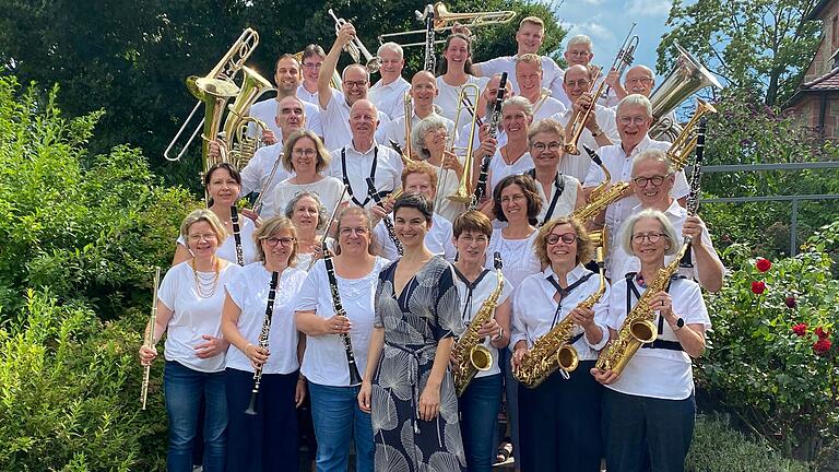 Das Ensemble Taktlos unter der Leitung von Judith Beifuß (vorne Mitte) hatte wieder viel Freude beim traditionellen Sommerkonzert in der Estenfelder Pfarrkirche St. Mauritius.