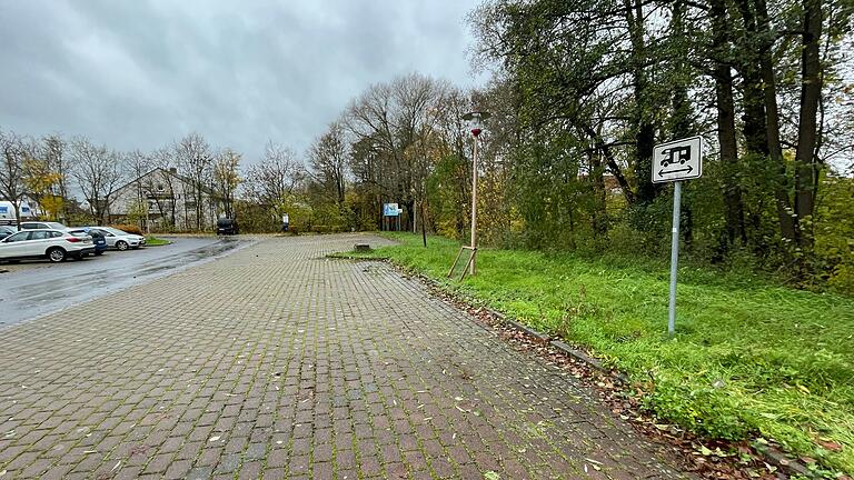 Der Parkplatz an der Berliner Straße ist bereits als Fläche für Wohnmobilstellplätze ausgewiesen. Bisher fehlen aber Strom- und Wasseranschlüsse sowie die Möglichkeit zur Abwasserentsorgung. Der Parkplatz an der Berliner Straße ist bereits als Fläche für Wohnmobilstellplätze ausgewiesen. Bisher fehlen aber Strom- und Wasseranschlüsse sowie die Möglichkeit zur Abwasserentsorgung.