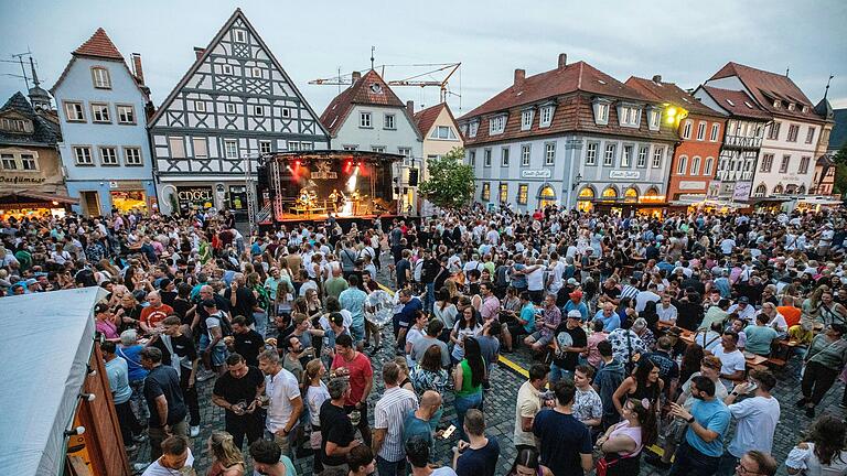 Anziehungspunkt für die ganze Region: Bereits zum 49. Mal findet das Gerolzhöfer Gebietsweinfest auf dem Marktplatz in der schmucken Altstadt statt. Anziehungspunkt für die ganze Region: Bereits zum 49. Mal findet das Gerolzhöfer Gebietsweinfest auf dem Marktplatz in der schmucken Altstadt statt.
