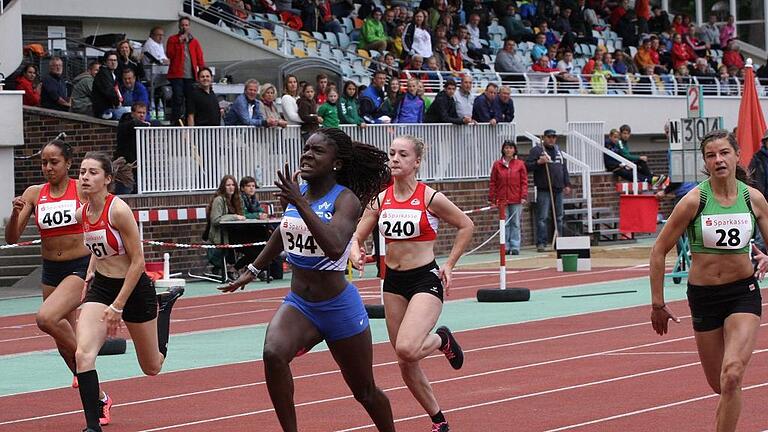 Sie ist nur ein Beleg für die schnelle Schweinfurter Bahn: Keshia Kwadwo (TV Wattenscheid) sprintete über 100 Meter in 11,60 Sekunden eine neue deutsche Jahresbestleistung. Sie ist nur ein Beleg für die schnelle Schweinfurter Bahn: Keshia Kwadwo (TV Wattenscheid) sprintete über 100 Meter in 11,60 Sekunden eine neue deutsche Jahresbestleistung.