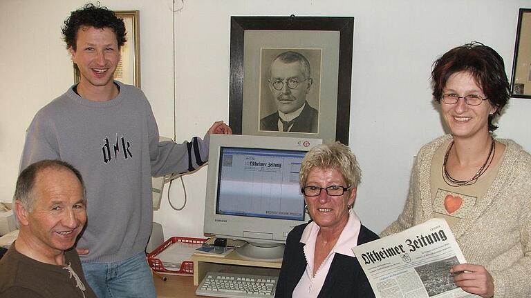 ostheimer zeitung - Die Verleger-Familie bei der Arbeit: Volker, Jörg, Hannelore und Ulla Gunzenheimer. An diesem Freitag kommt eine besondere Auflage heraus: Die Ostheimer Zeitung besteht seit 110 Jahren. ostheimer zeitung - Die Verleger-Familie bei der Arbeit: Volker, Jörg, Hannelore und Ulla Gunzenheimer. An diesem Freitag kommt eine besondere Auflage heraus: Die Ostheimer Zeitung besteht seit 110 Jahren.